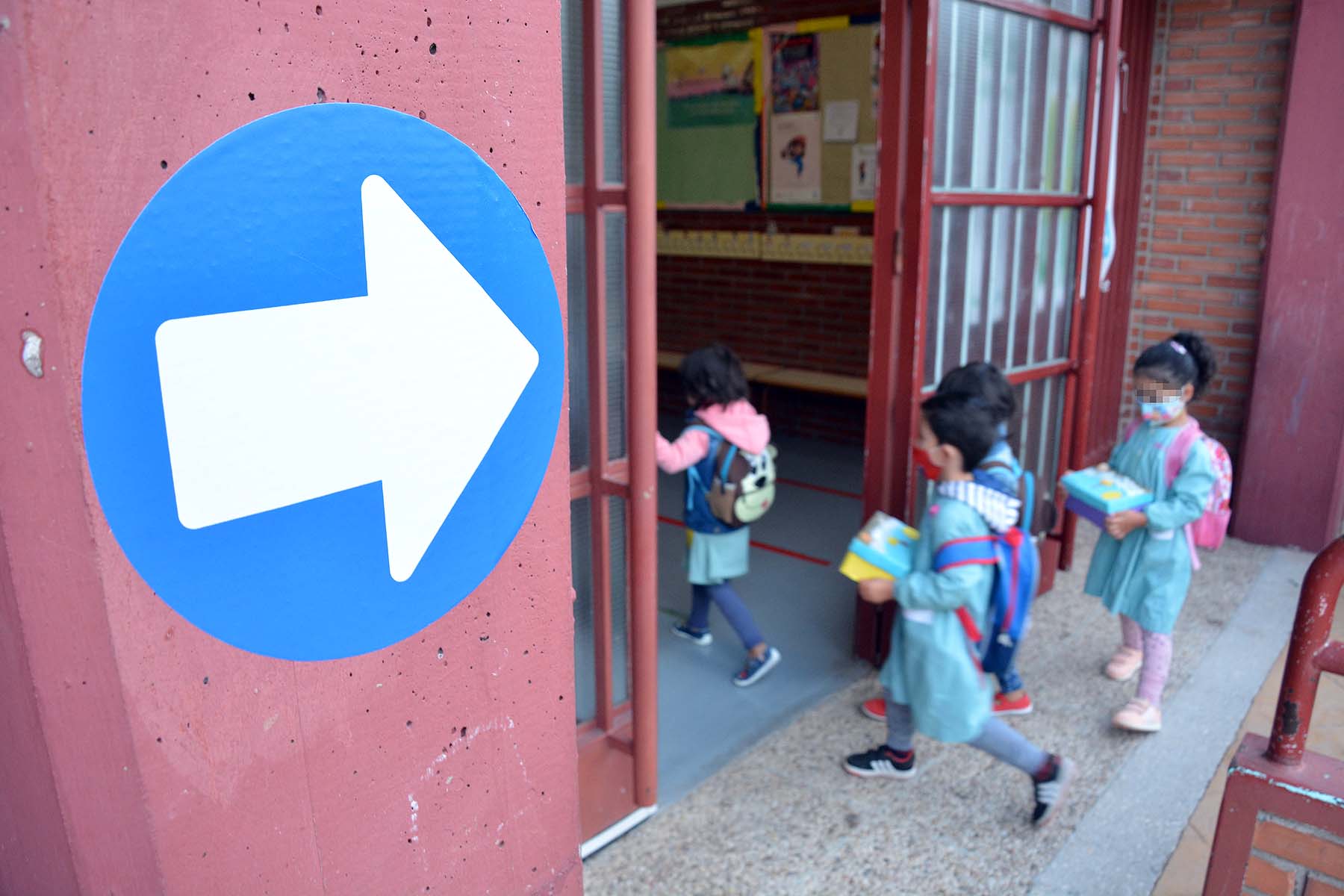 Decenas de niños esperan pacientemente en la calle antes de entrar en el colegio Jueces de Castilla. 