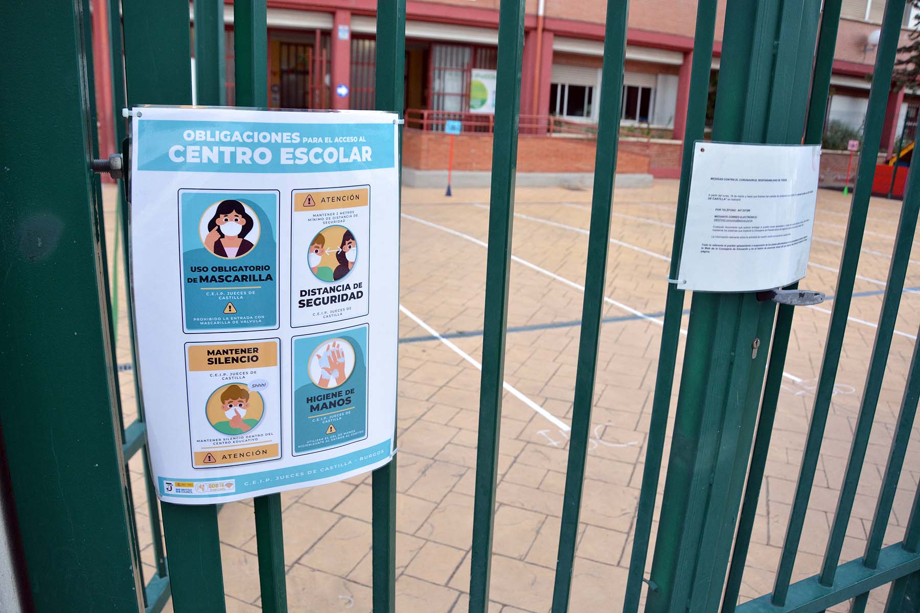 Decenas de niños esperan pacientemente en la calle antes de entrar en el colegio Jueces de Castilla. 