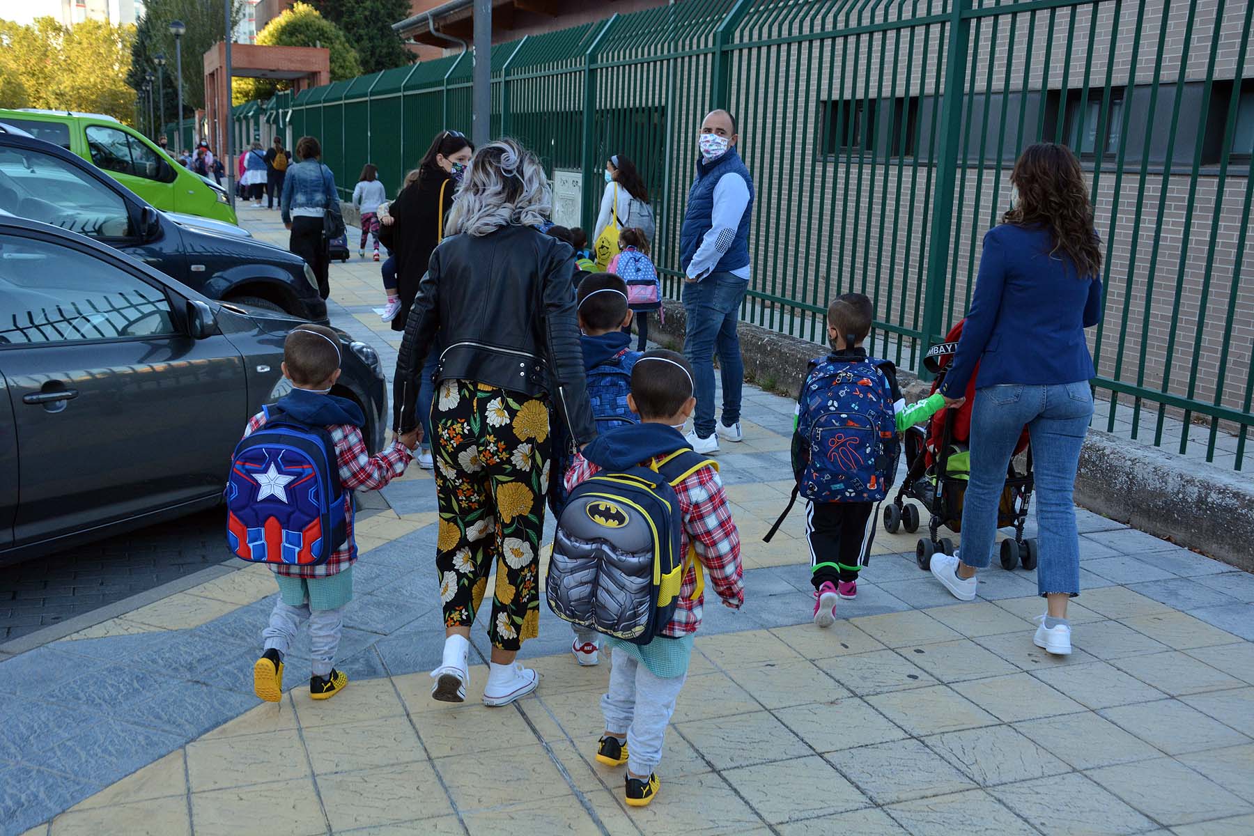 Decenas de niños esperan pacientemente en la calle antes de entrar en el colegio Jueces de Castilla. 