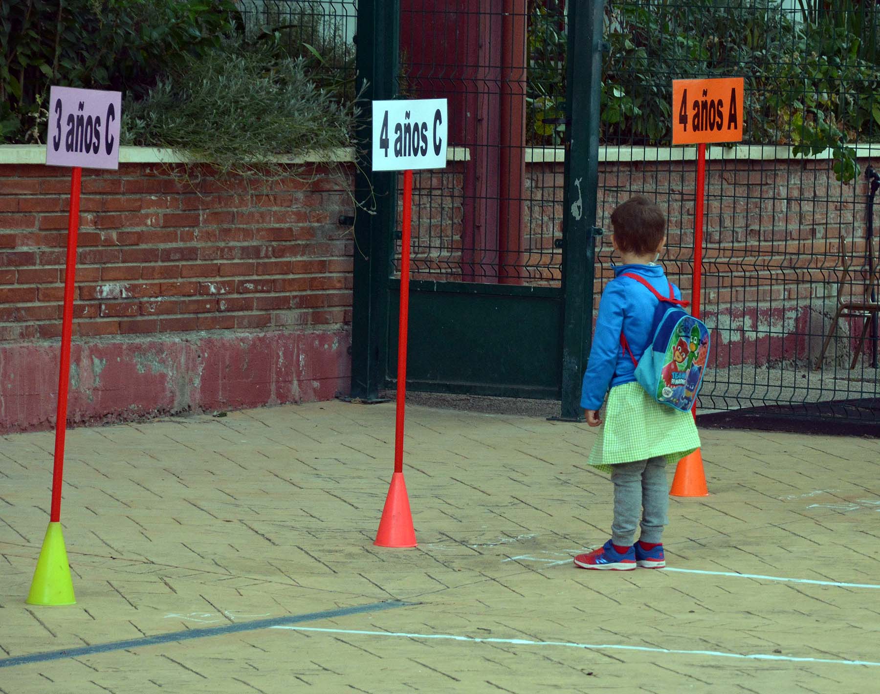 Decenas de niños esperan pacientemente en la calle antes de entrar en el colegio Jueces de Castilla. 