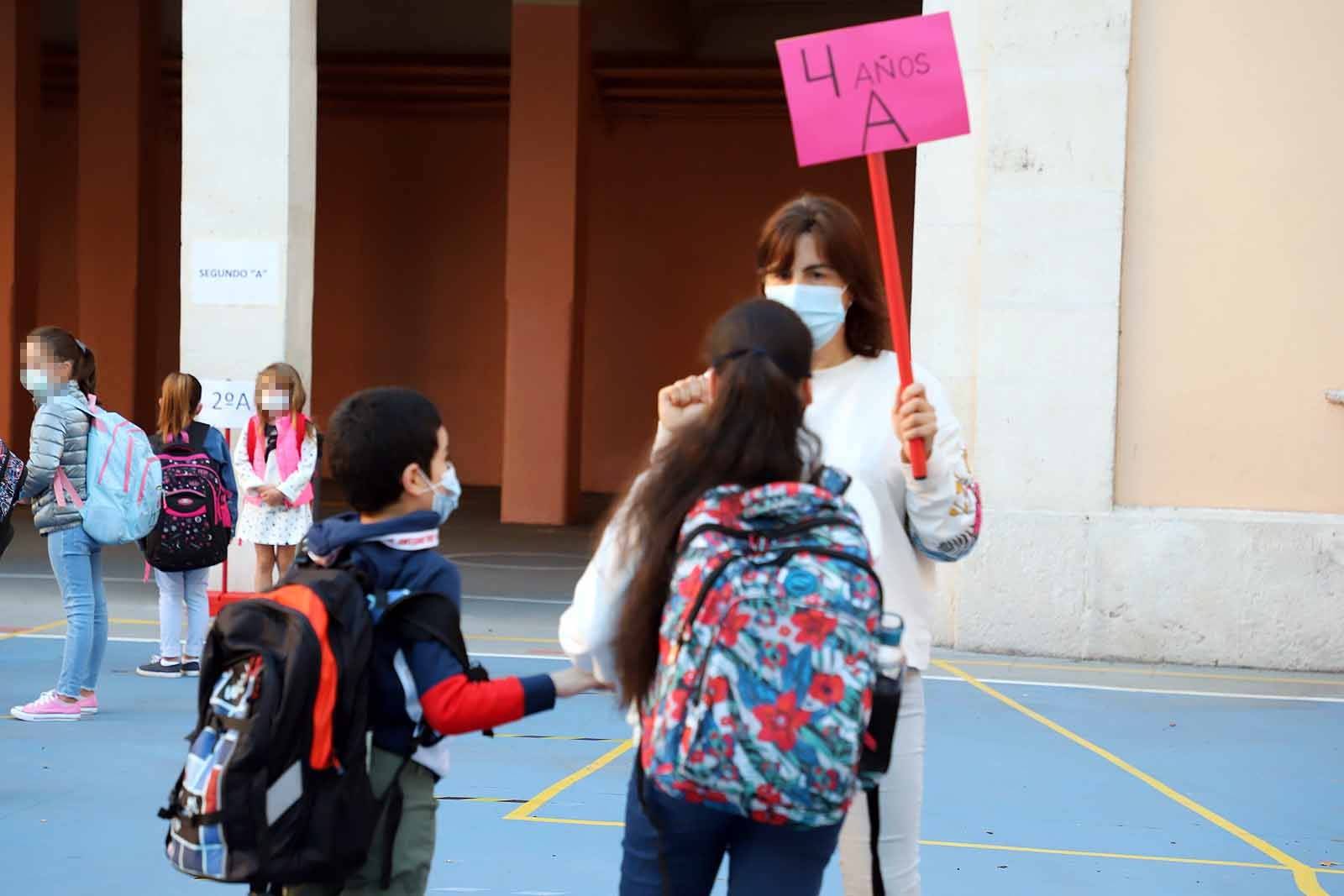 Decenas de niños esperan pacientemente en la calle antes de entrar en el colegio Jueces de Castilla. 