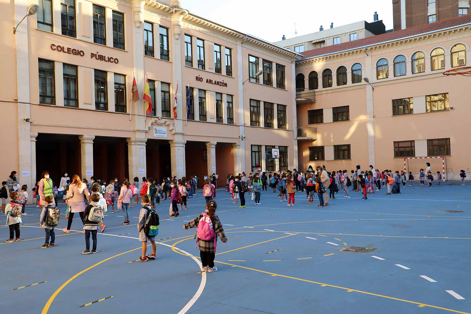 Decenas de niños esperan pacientemente en la calle antes de entrar en el colegio Jueces de Castilla. 