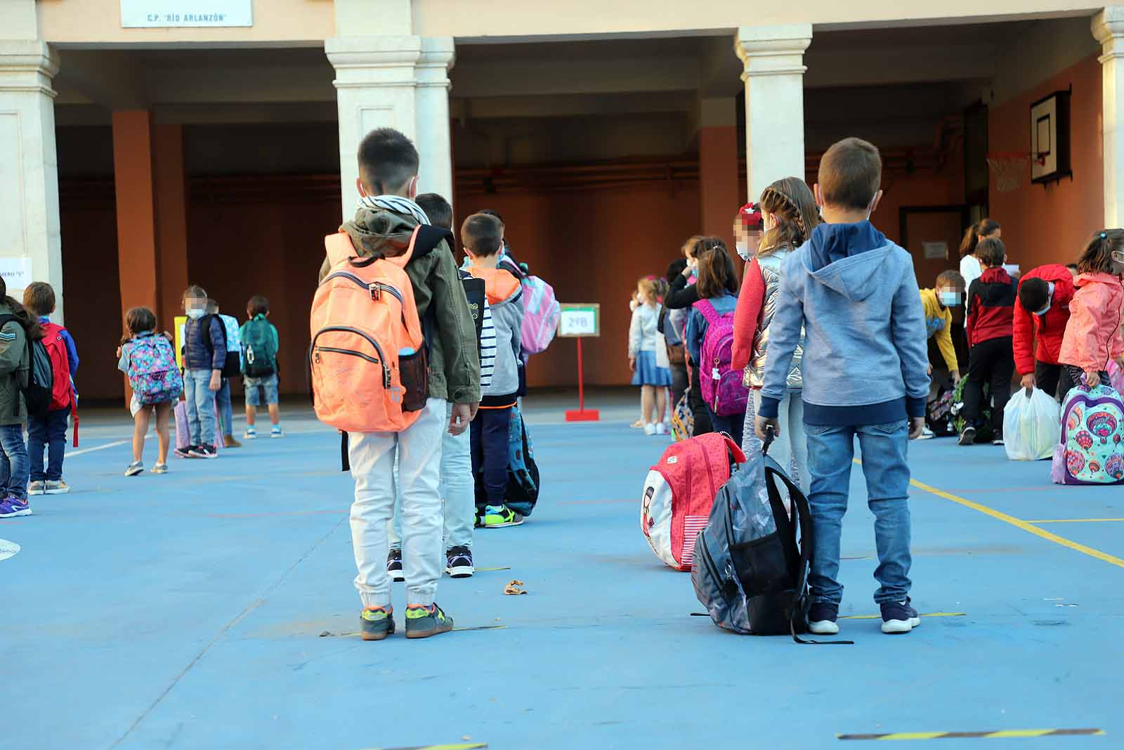 Decenas de niños esperan pacientemente en la calle antes de entrar en el colegio Jueces de Castilla. 