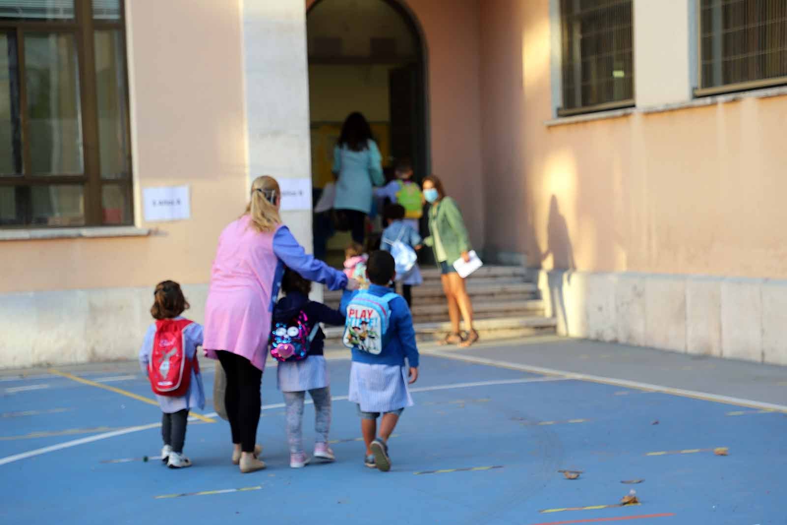 Decenas de niños esperan pacientemente en la calle antes de entrar en el colegio Jueces de Castilla. 