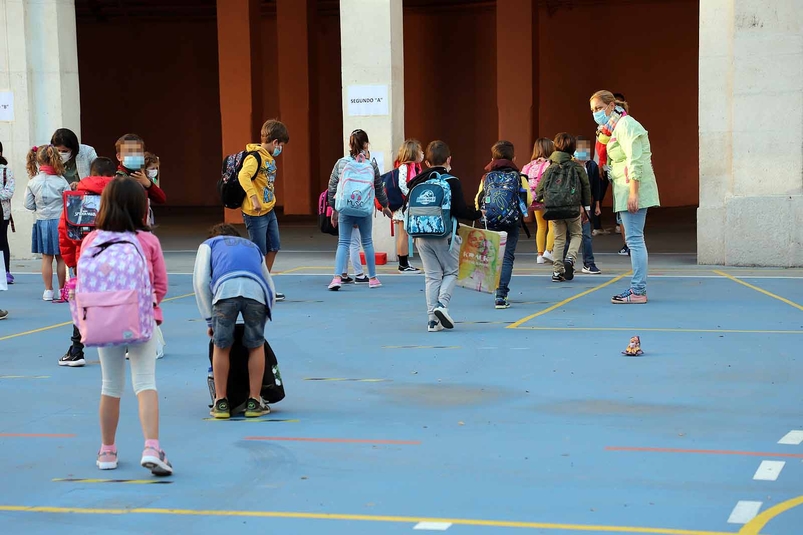 Decenas de niños esperan pacientemente en la calle antes de entrar en el colegio Jueces de Castilla. 