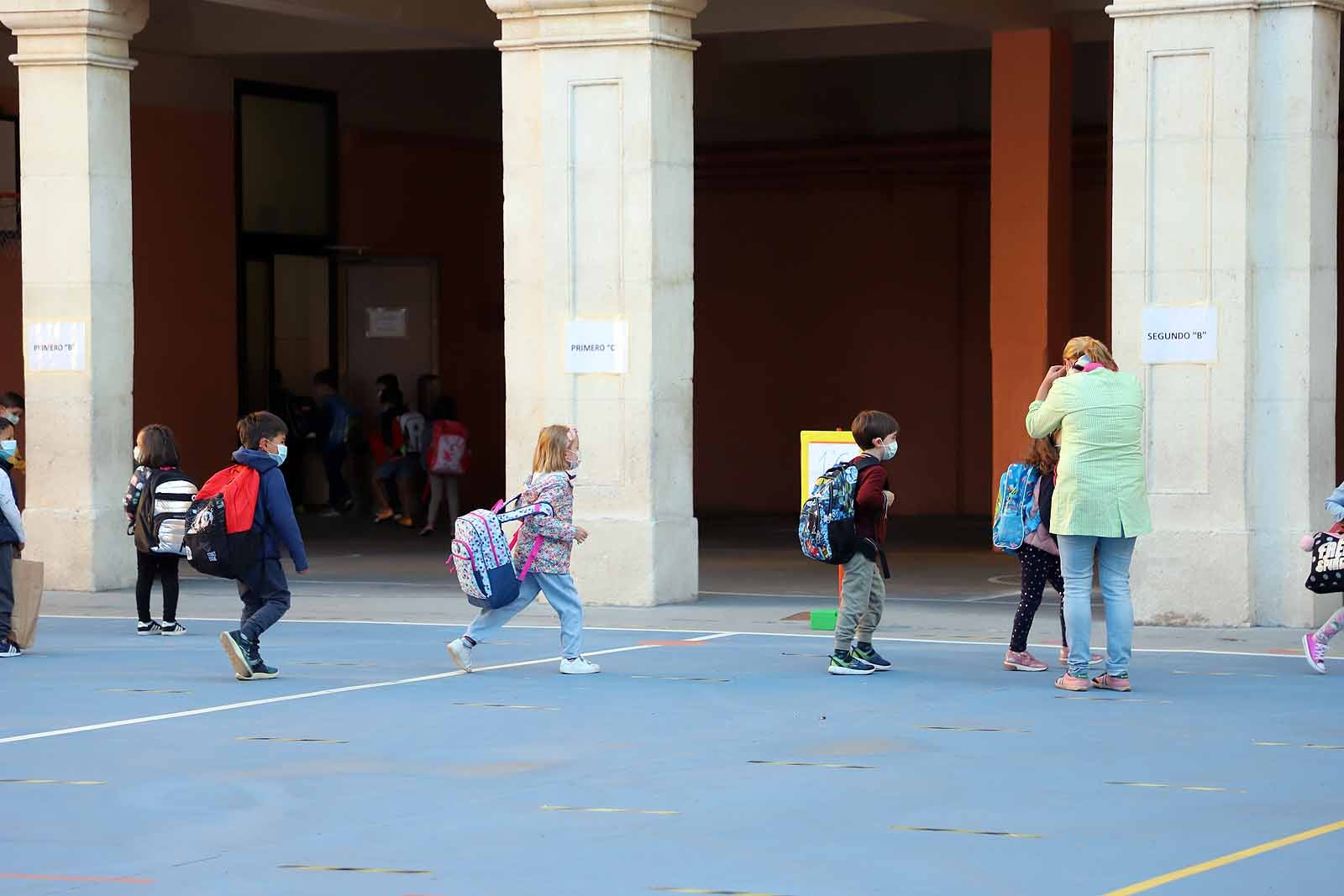 Decenas de niños esperan pacientemente en la calle antes de entrar en el colegio Jueces de Castilla. 