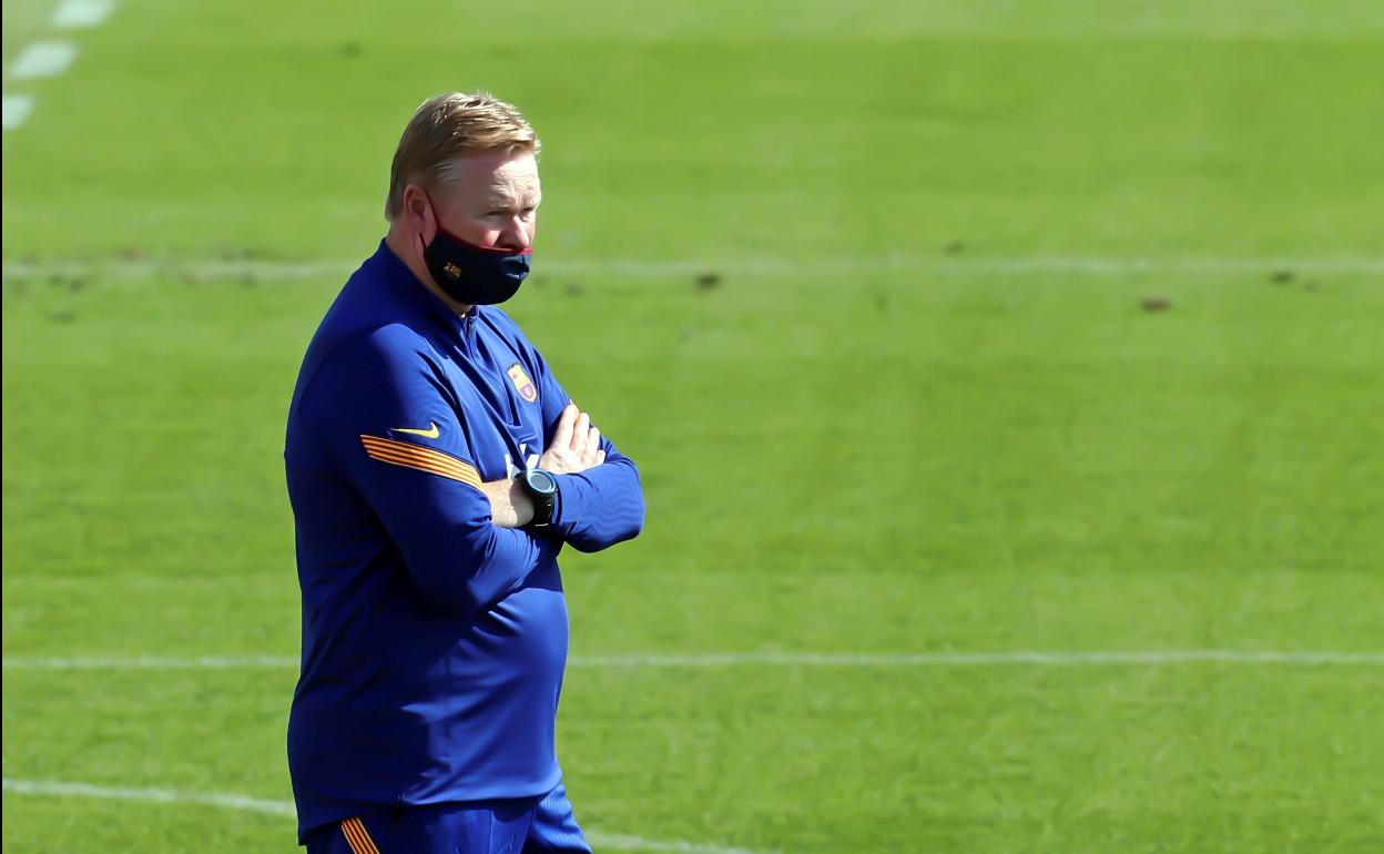 Ronald Koeman, durante un entrenamiento de pretemporada del Barça.