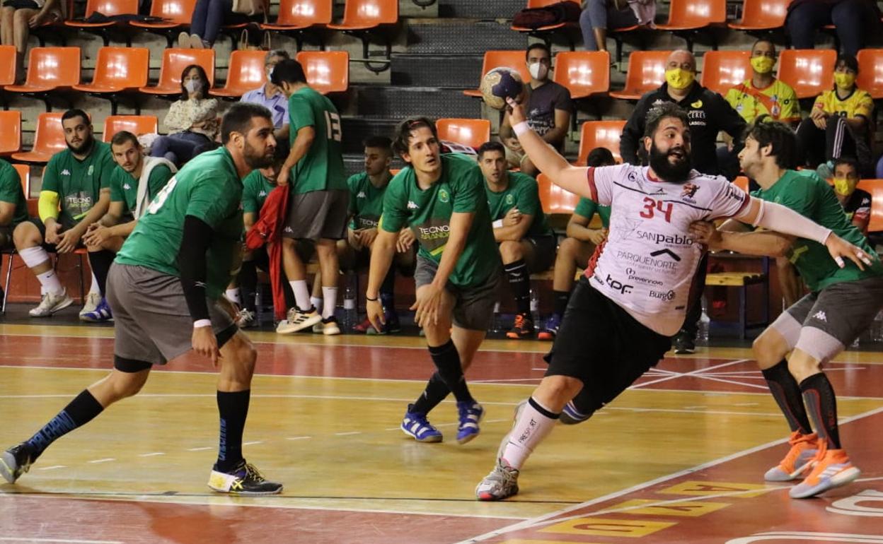 Los jugadores del Villa de Aranda defienden la jugada durante el amistoso ante el BM Burgos