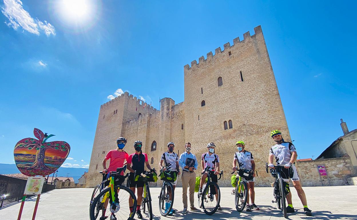 La Expedición ciclista Magallanes/Elkano recala en Medina de Pomar