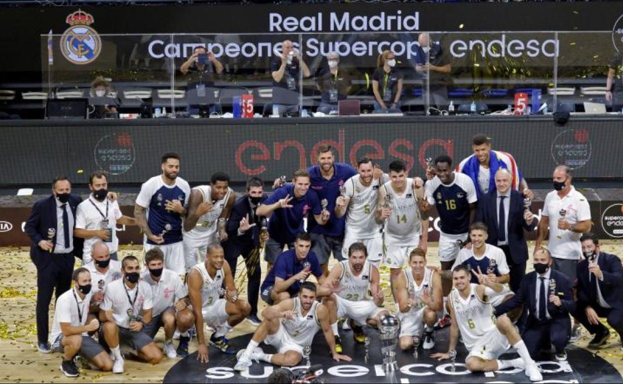 El Real Madrid posa con el trofeo de la Supercopa 2020. 