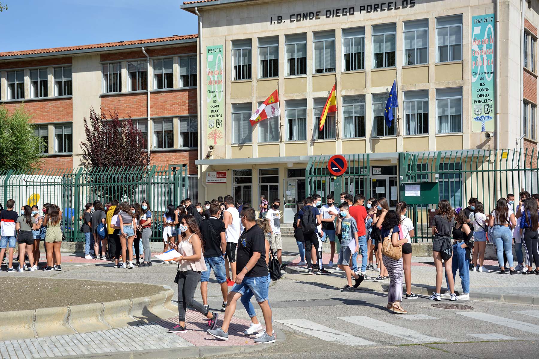 El trasiego de estudiantes ha sido una constante durante toda la mañana. 