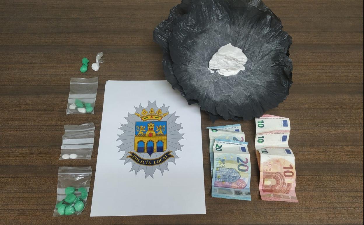 Material requisado por la Policía al varón detenido.