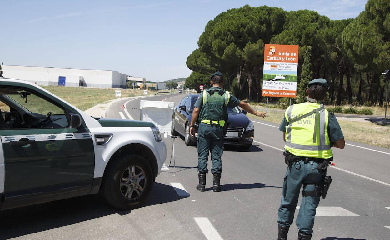 Controles de la Guardia Civil a la salida de Íscar el pasado 2 de agosto.