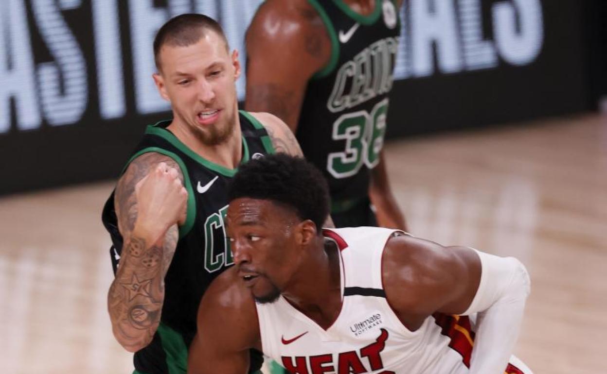 El pívot Bam Adebayo, en acción ante los Celtics. 