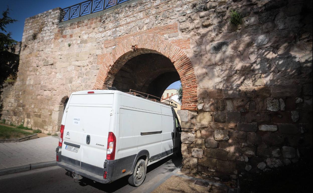 Durante décadas, el tráfico rodado ha atravesado la antigua puerta de la ciudad. 