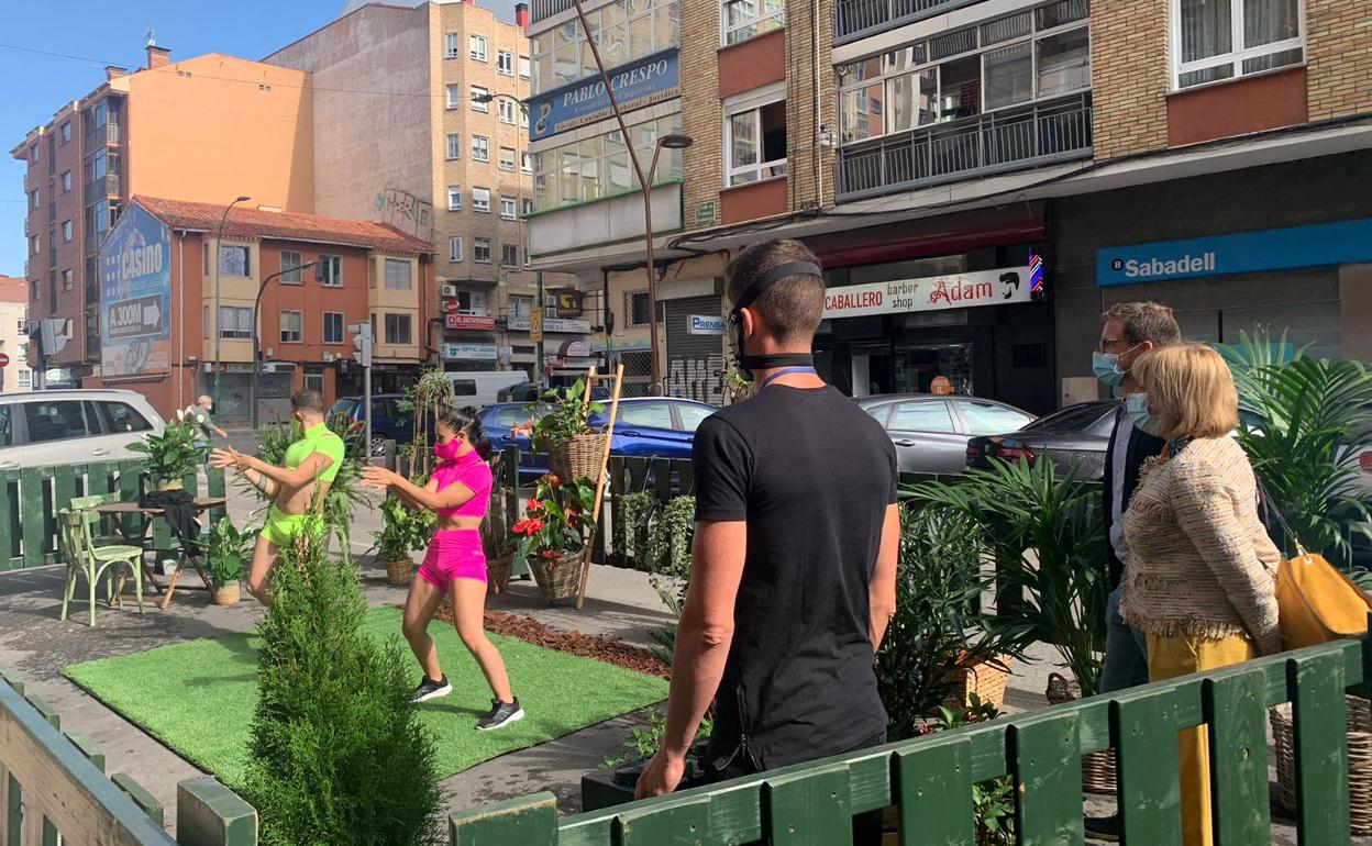 Josué Temiño y Lola Ovejero se han acercado al parking day que se celebra en Francisco Grandmontagne durante toda la jornada.