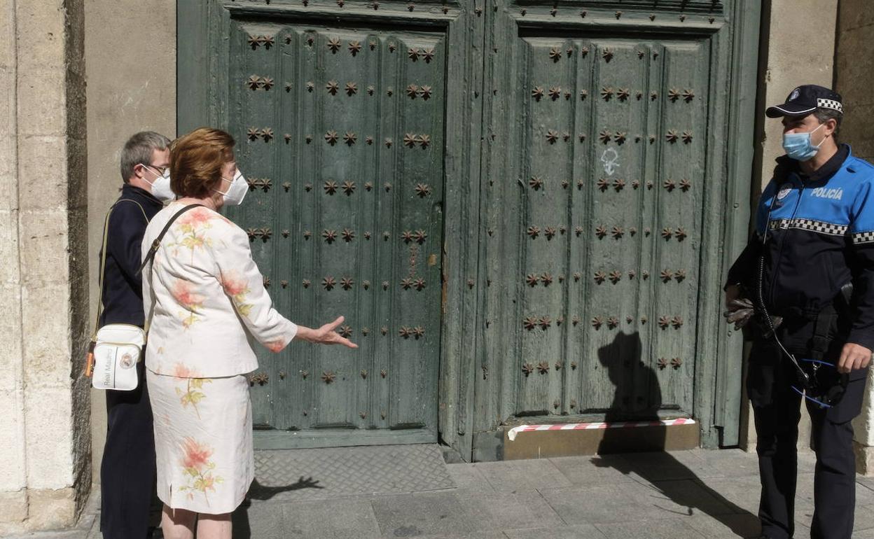 Control en la Catedral de Valladolid con motivo de las restricciones impuestas por la Junta. 