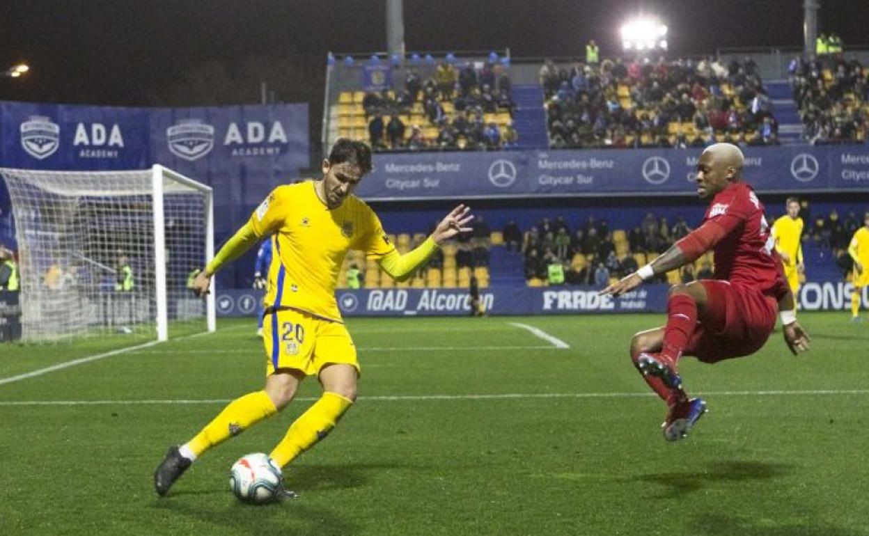 Elgezabal, en un partido con el Alrcorcón en Segunda División. 