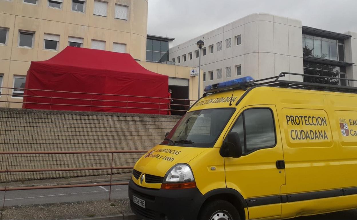 En el Santiago Apóstol se ha colocado una carpa para el Covidcar.