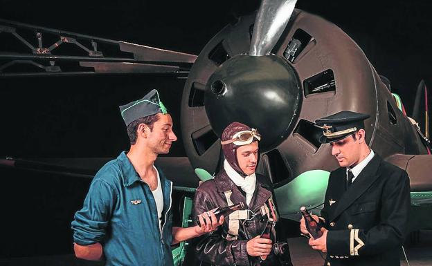 recreadores con su equipación ante un caza Polikarpov I-16 'Mosca' en el Camp d'Aviació de la Sénia (Tarragona).