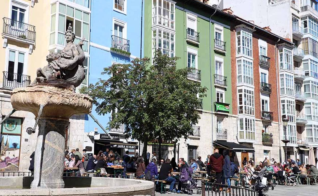 Los burgaleses se han animado a salir a terrazas y a dar un paseo, abrigados y buscando el sol.