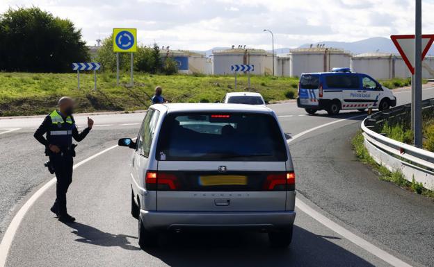 Los controles policiales se han puesto en marcha este domingo ante el inicio del confinamiento de Miranda.