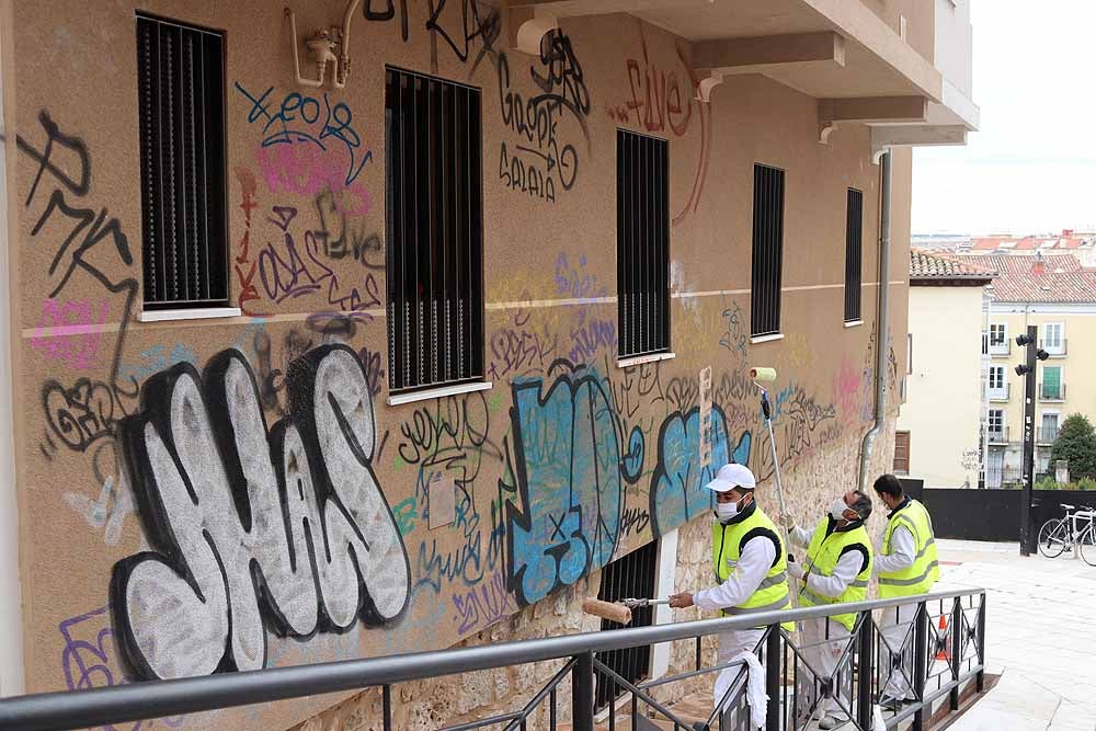 Fotos: Las brigadas del Plan de Empleo estarán limpiando y adecentando Burgos hasta febrero