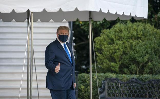 Trump sale de la Casa Blanca caminando con una mascarilla para dirigirse al hospital.