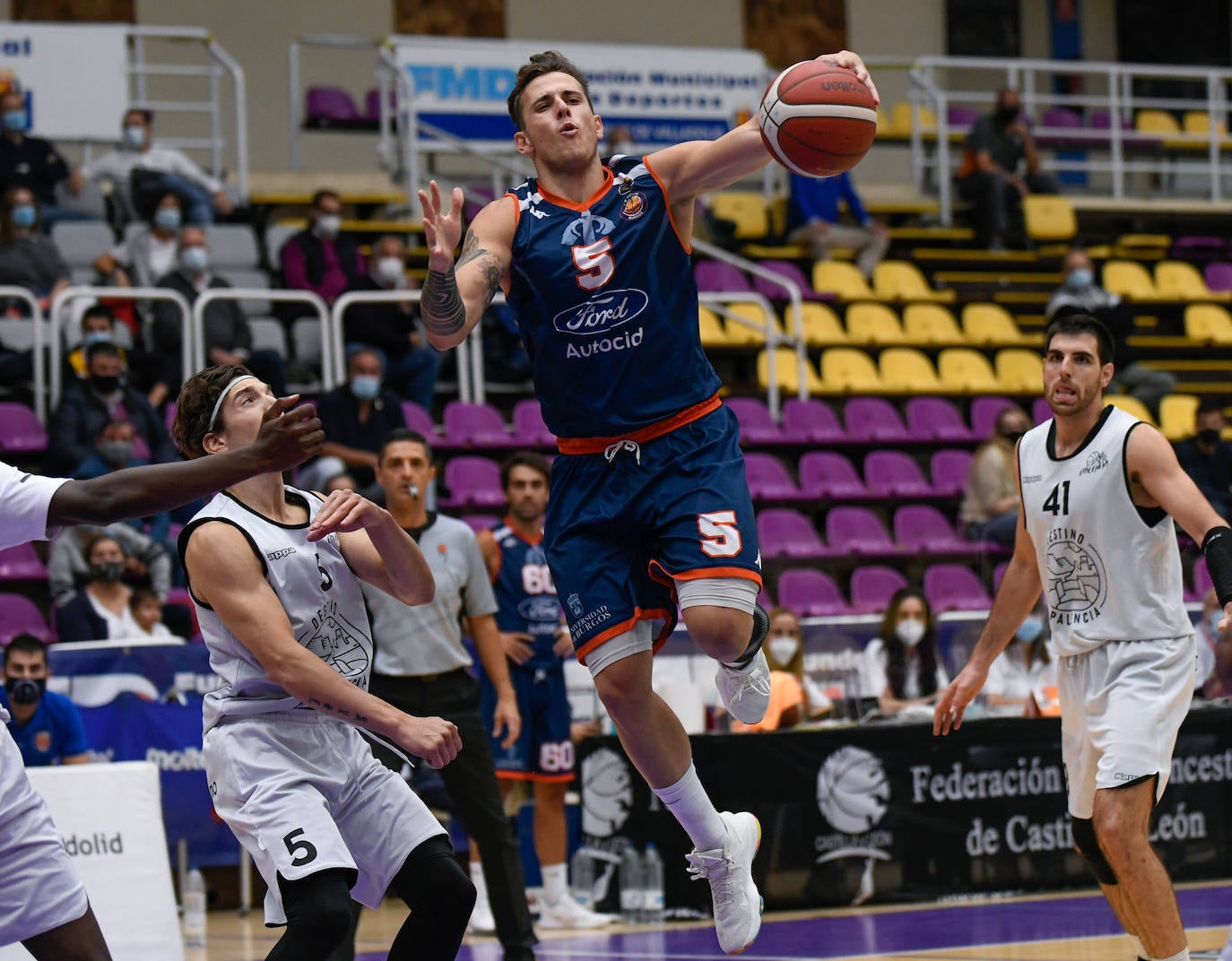 Los palentinos se imponen a los burgaleses y se alzan con la Copa Castilla y León.