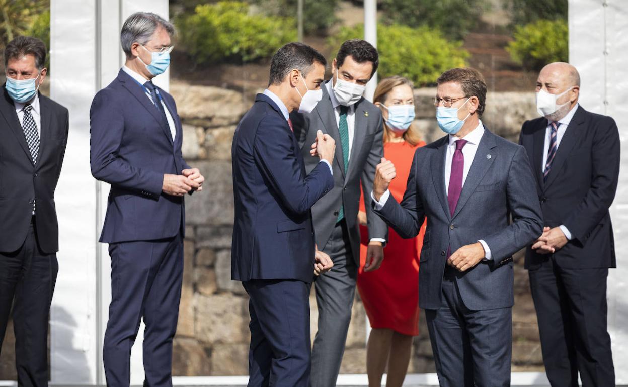 El presidente del Gobierno, Pedro Sánchez, junto a otros líderes políticos en el acto de clausura del II Foro La Toja.