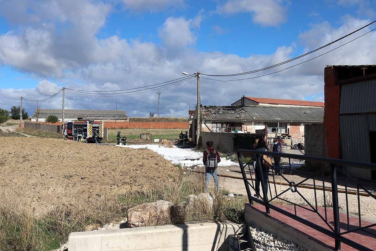 Fotos: Extinguido el incendio de una nave agrícola en Villagonzalo que se salda con daños materiales y sin heridos