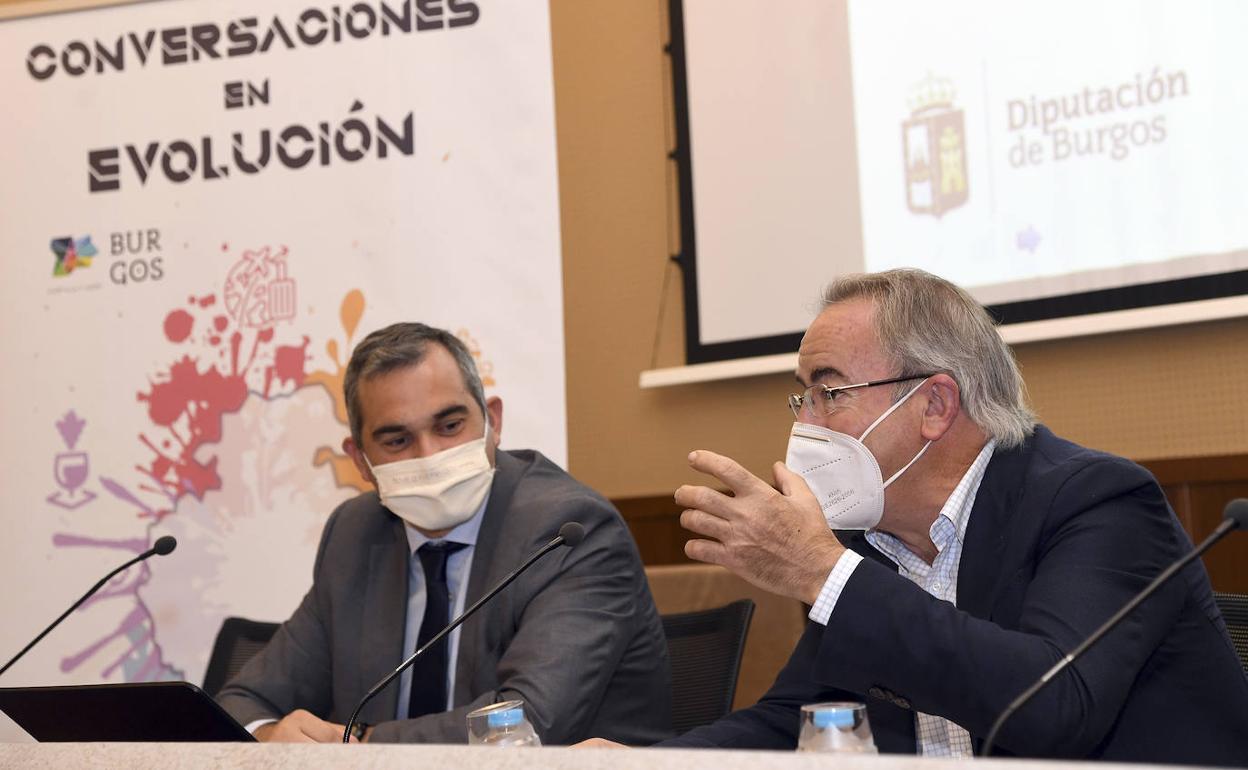 Levi Moreno, concejal del Ayuntamiento de Burgos, y Ángel Carretón, presidente del IDJ, durante la presentación del ciclo de conferencias. 