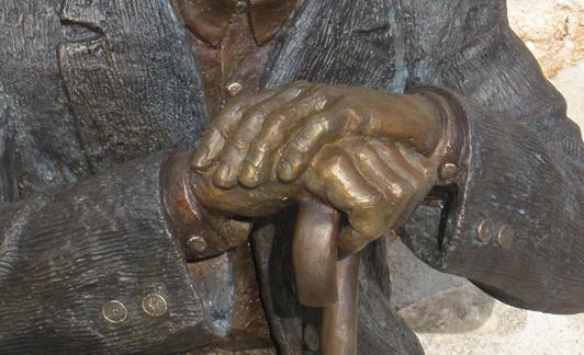 La escultura de un abuelo que todavía se puede apreciar en la plaza del pueblo fue la primera del escultor para su pueblo. 