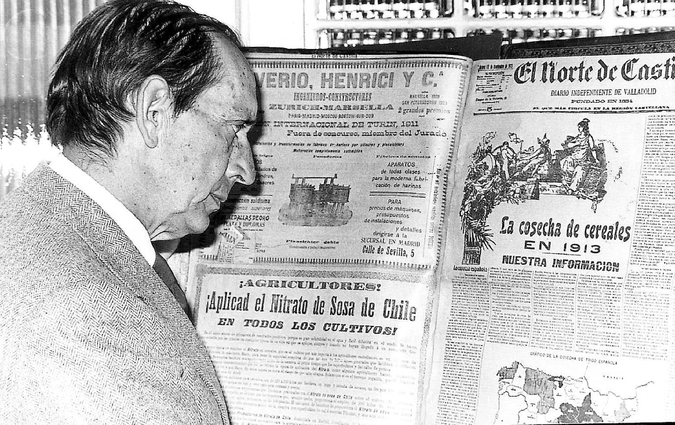 El novelista ante un ejemplar antiguo de El Norte de Castilla, que entre otras informaciones recogía un balance sobre la cosecha de cereales de 1913.