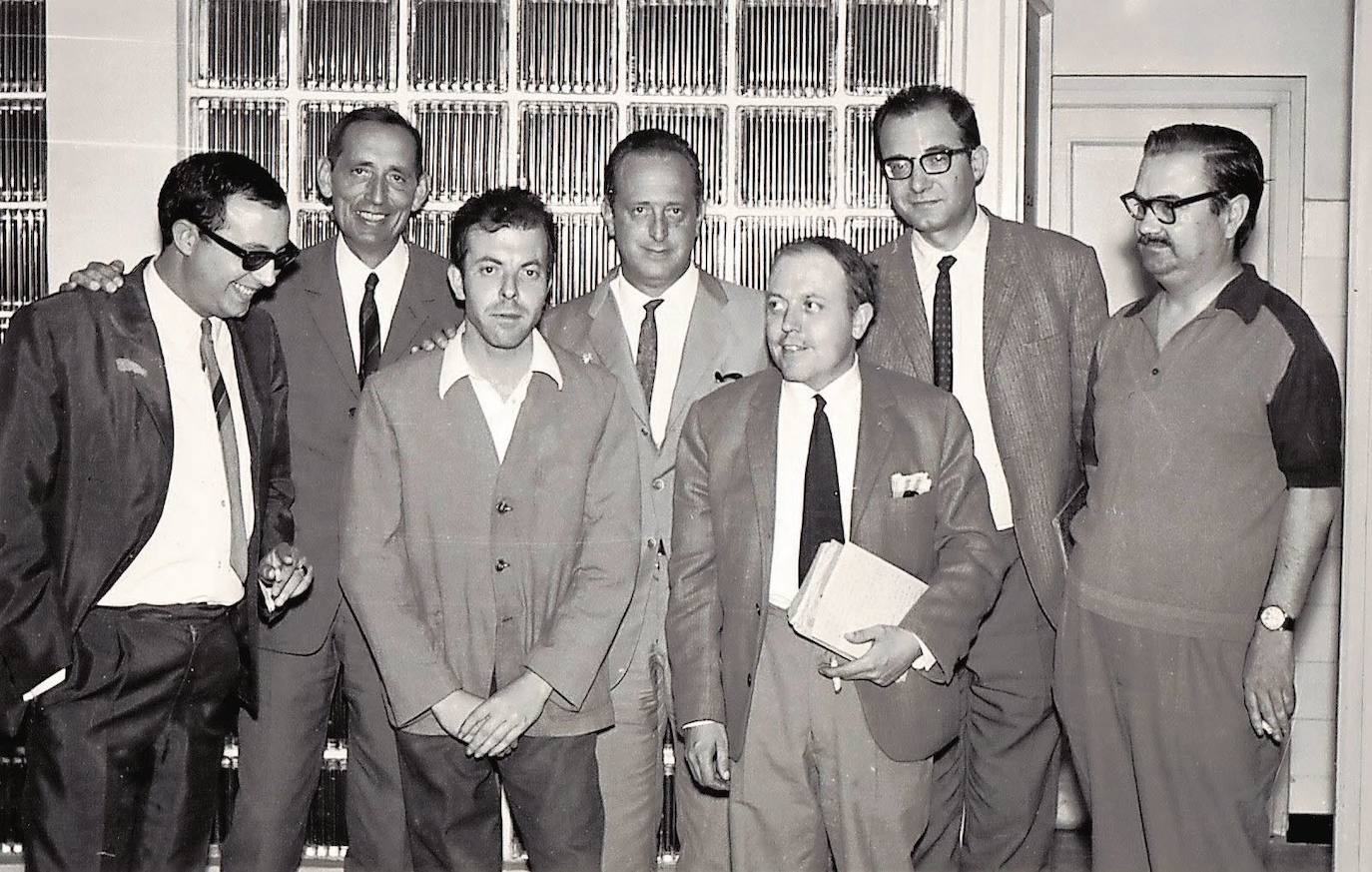 El escritor (2i) junto a otros periodistas de El Norte como José Jiménez Lozano (5i), Carlos Campoy (6i) y Emilio Salcedo (1d).