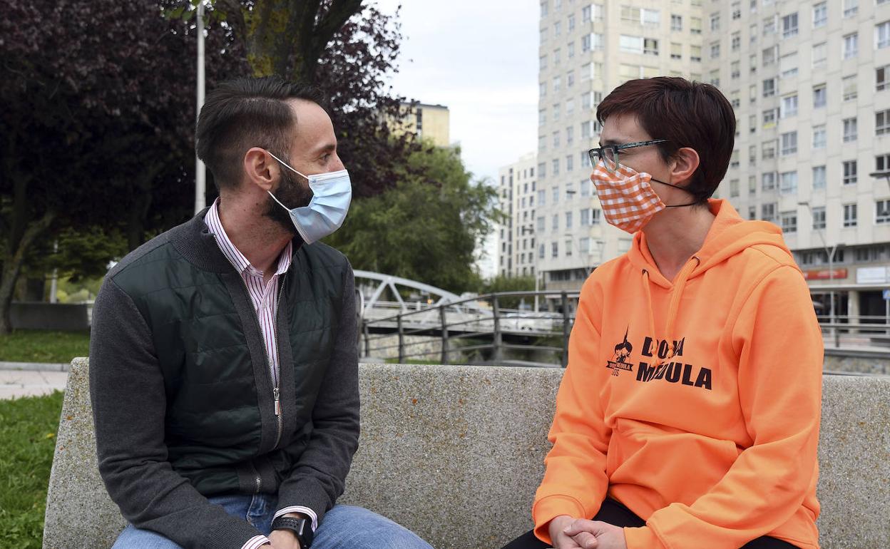 Reunión entre la presidenta de la Asociación de Donantes de Médula de Burgos, María José Mahave y el hematólogo del HUBU, Javier Díaz Gálvez