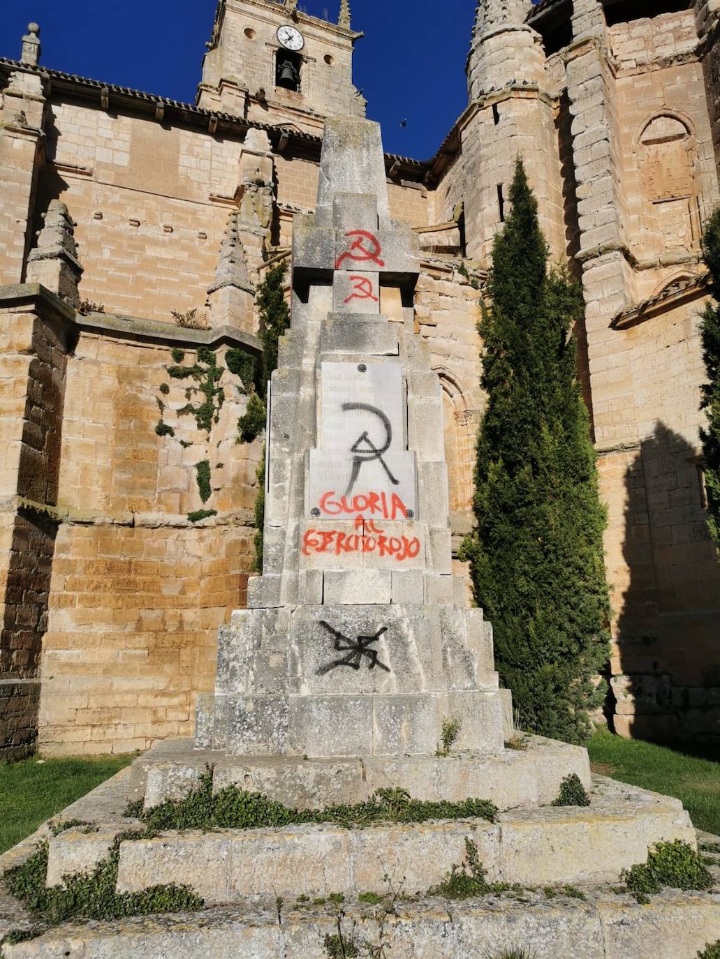 Monumento a los caídos pintado esta madrugada.