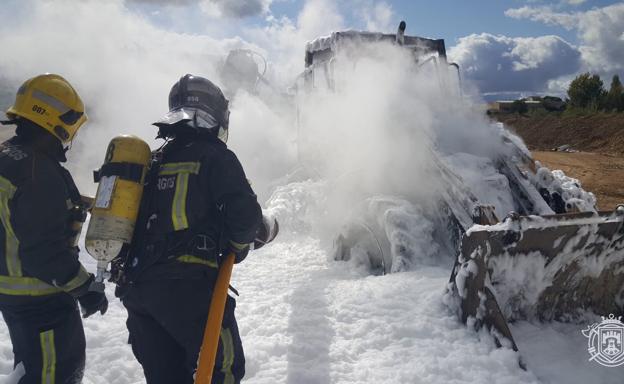 Para extinguir el fuego se ha utilizado agua y espuma.