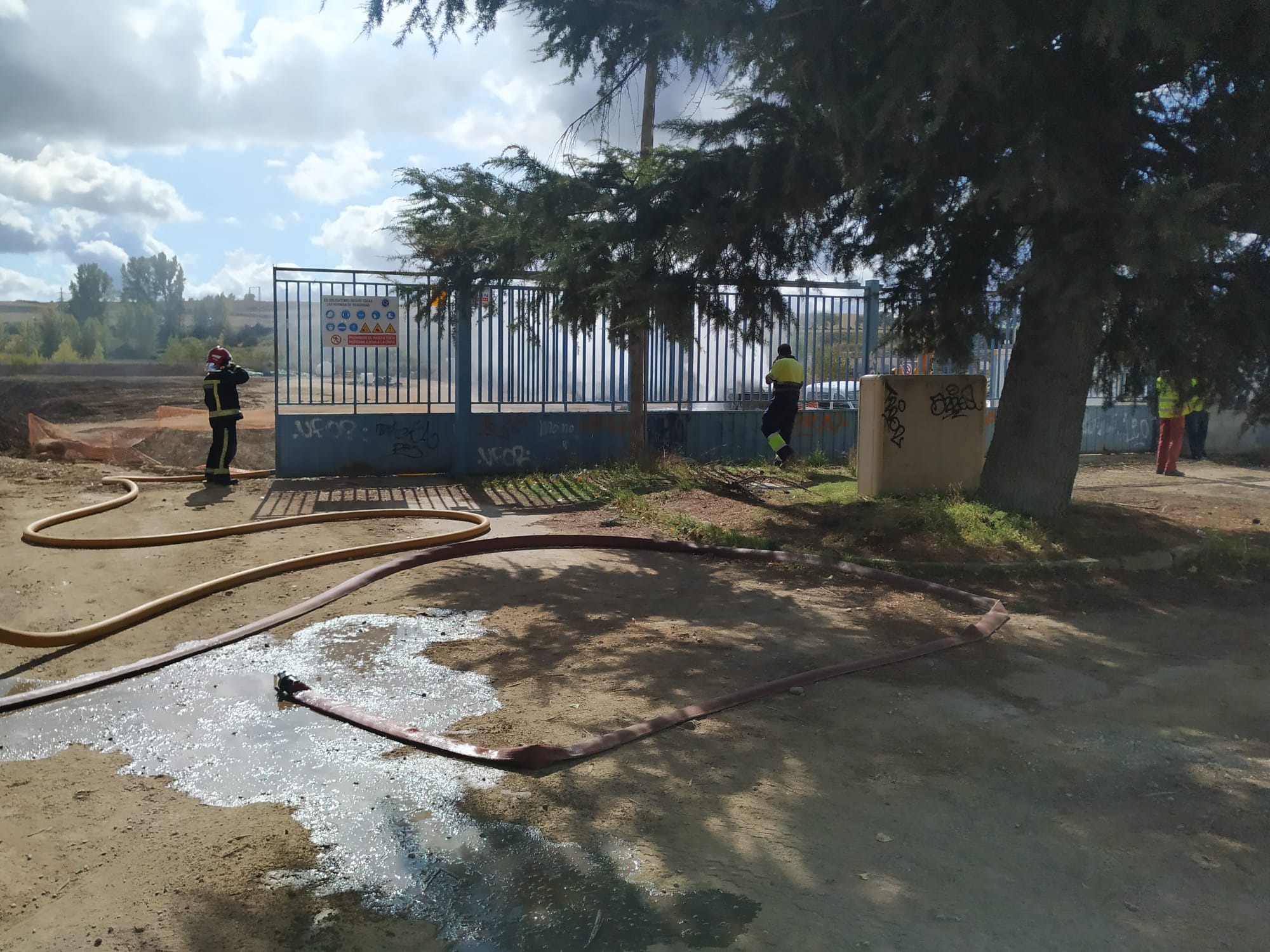 Imagen secundaria 1 - Extinguido el incendio de una retroexcavadora, que ha requerido 4.000 litros de agua