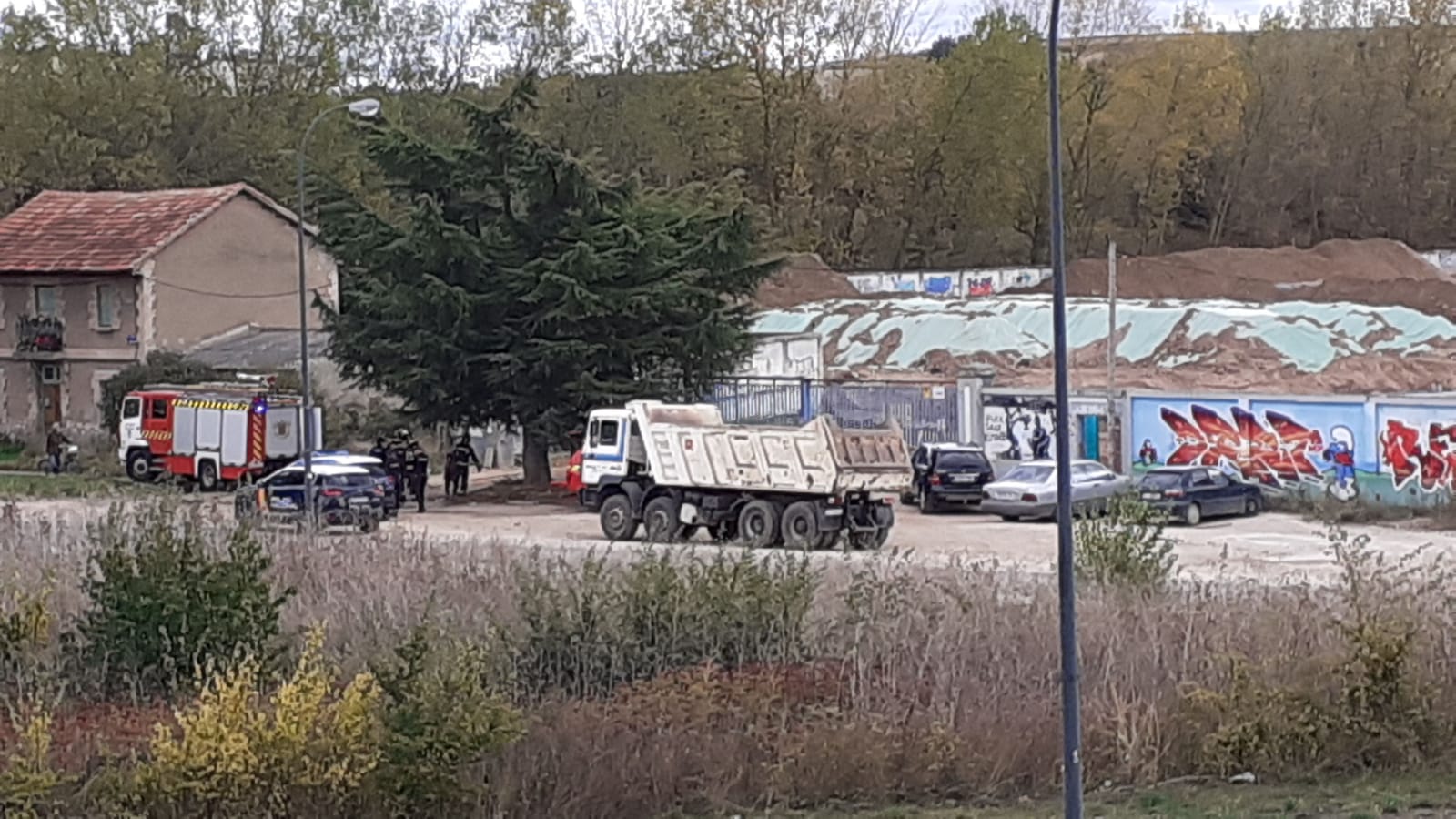 Imagen principal - Extinguido el incendio de una retroexcavadora, que ha requerido 4.000 litros de agua