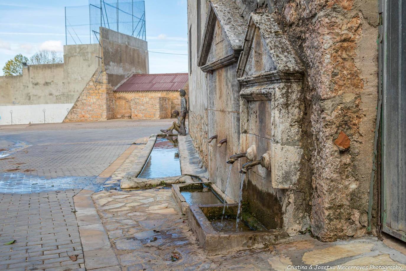 Escultura de un anciano ubicada en Mecerreyes. 