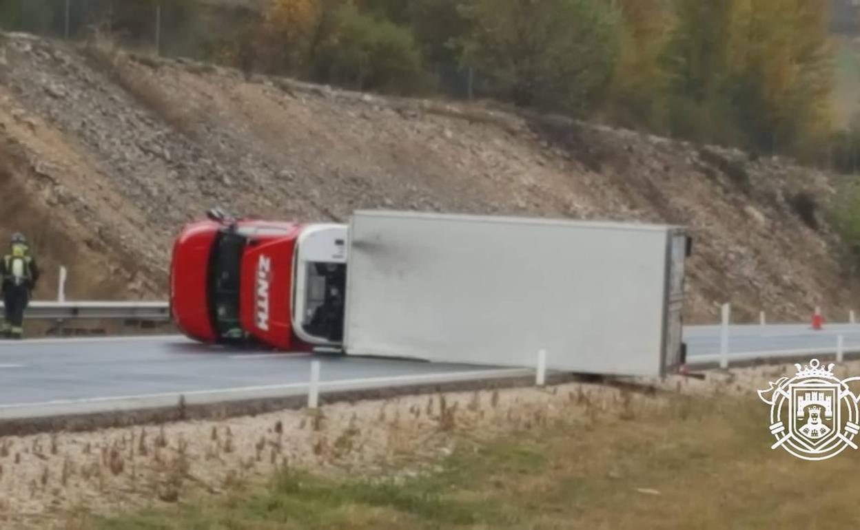 El camión volcó en la AP-1 y obligó a cortar la carretera durante varias horas. 