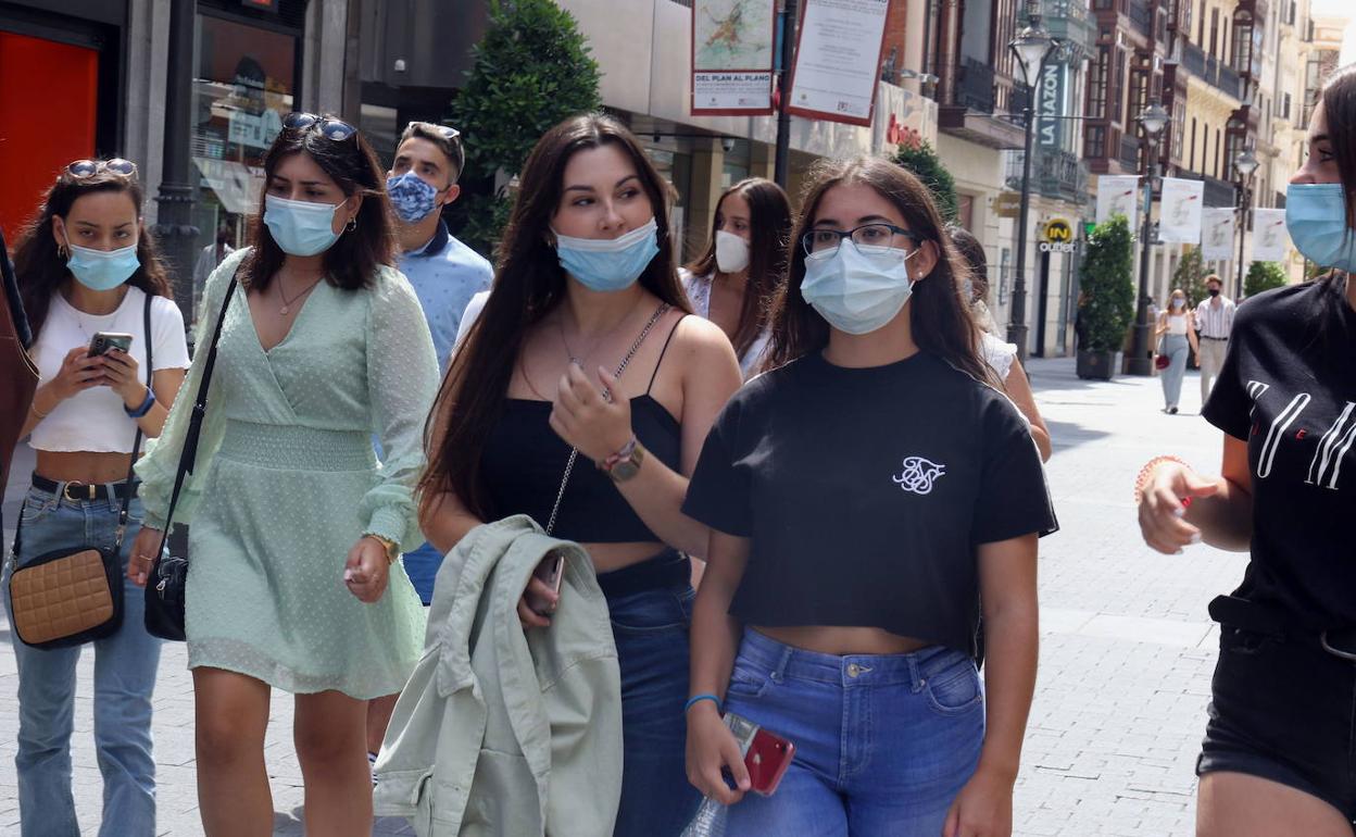 Jóvenes con mascarilla. 