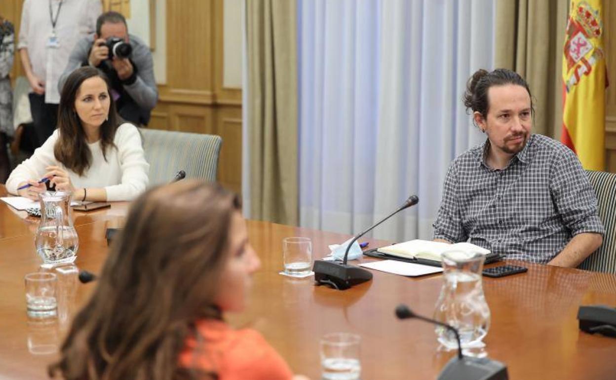 Ione Belarra y Pablo Iglesias en la reunión con el Sindicato de Inquilinos, este viernes.