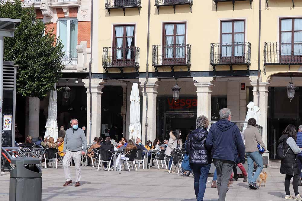 Fotos: Sábado de tapeo y ocio sin barra de bar y con frío en las terrazas