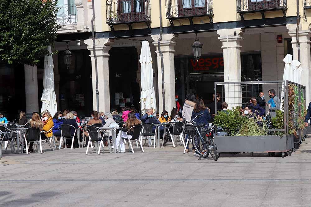 Fotos: Sábado de tapeo y ocio sin barra de bar y con frío en las terrazas