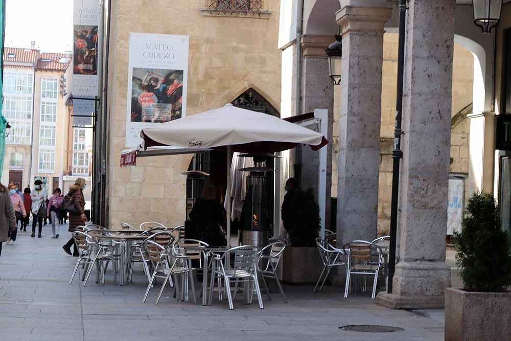 Fotos: Sábado de tapeo y ocio sin barra de bar y con frío en las terrazas