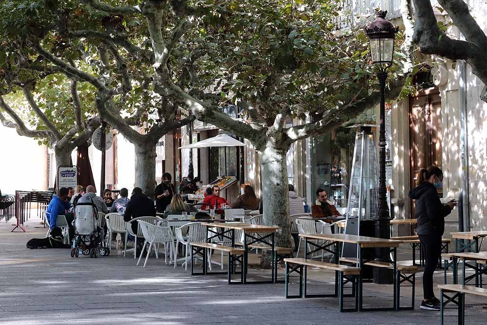 Fotos: Sábado de tapeo y ocio sin barra de bar y con frío en las terrazas