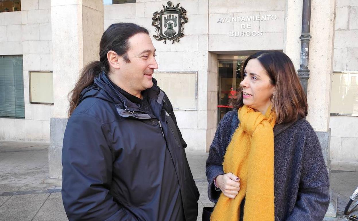 Israel Hernando junto a Margarita Arroyo, concejales de Unidas Podemos en Burgos. 