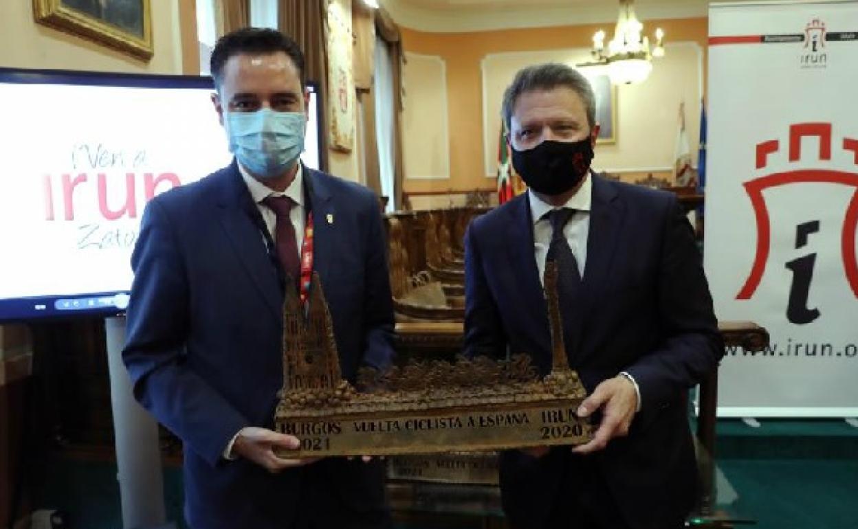 El alcalde de Irún, José Antonio Santano (d.), pasa el testigo de la salida de La Vuelta a España al alcalde de Burgos, Daniel de la Rosa, durante un acto celebrado en el Ayuntamiento de Irún. 